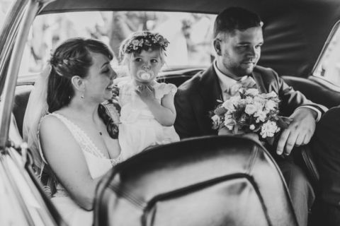 Brautpaar im Hochzeitsauto Fotoaufnahme