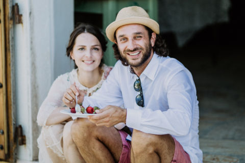 Fotoaufnahme zur Hochzeit: Braut und strahlender Gast