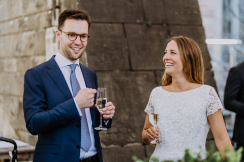 Rede Bräutigam mit Champagner - Hochzeitsfotografie Berlin