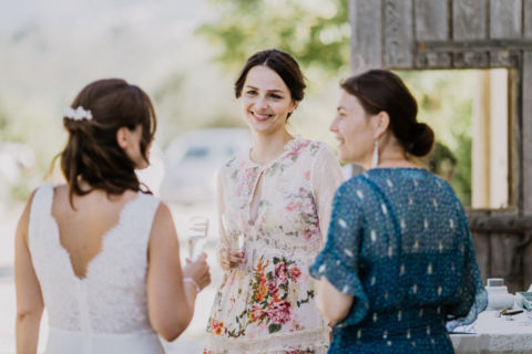 Fotoaufnahme von weiblichen Hochzeitsgästen und Braut