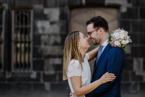 Hochzeitsfotografie Berlin: Brautkuss mit Bräutigam