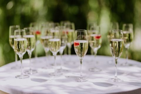 Hochzeitsfotografie Berlin: Sektglas Himbeere