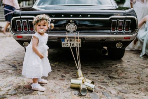 Hochzeitsauto und Blumenkind - Fotoaufnahme