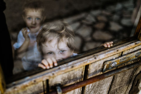 Spielende Jungs - Hochzeitsfotografie