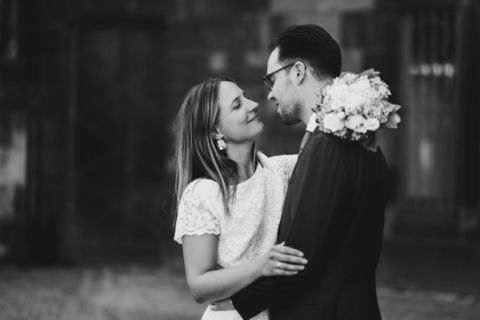 Schwarz-weiß Hochzeitsfotografie Berlin: Kuss des Ehepaares