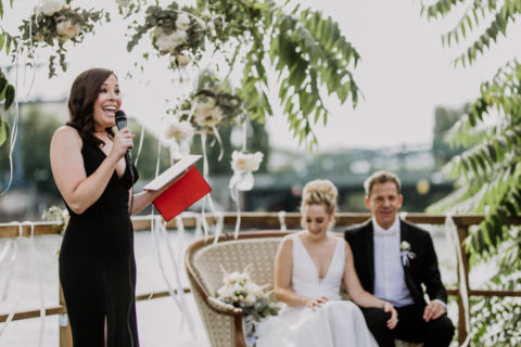 Fotografie der Traurednerin mit dem Brautpaar