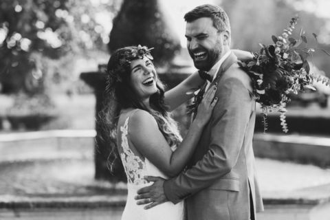 Ehepaar mit schallendem Gelächter - Hochzeitsfotograf Berlin