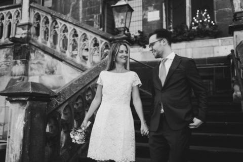 Ehepaar nach der Trauung auf der Treppe - Hochzeitsfotografie Berlin