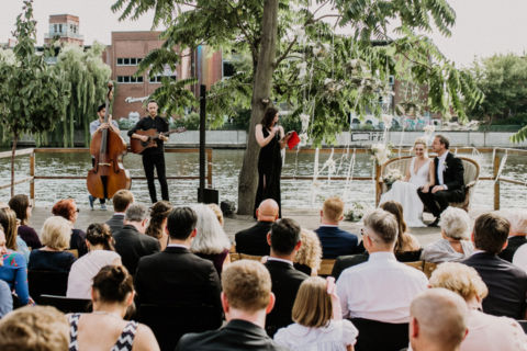 Hochzeitsfoto der Traurednerin am Wasser
