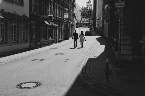 Hochzeitsfotografie Berlin: Brautpaar spaziert durch die Stadt