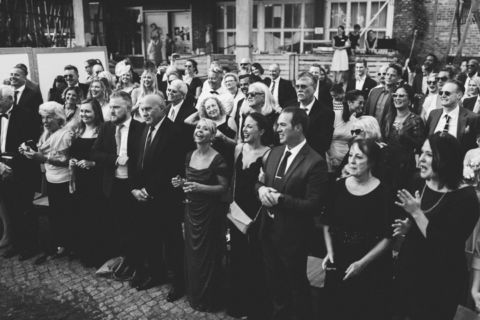Schwarz-weiß-Bild der Hochzeitgesellschaft