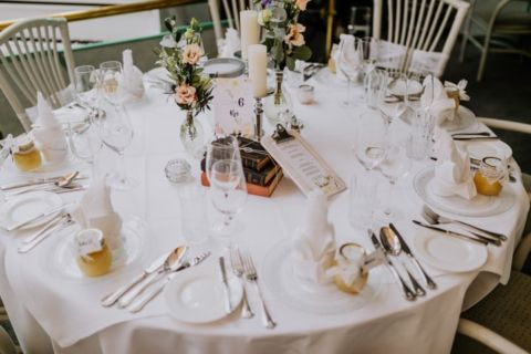 Hochzeitstisch gedeckt - Fotoaufnahme