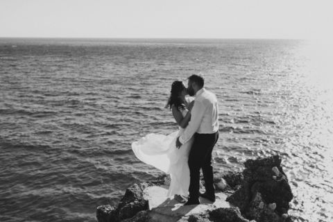 Brautpaar Kuss am Meer - Hochzeitsfoto