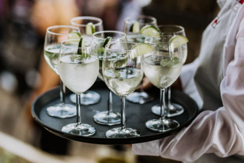 Foto der Drinks auf einem Tablett während der Hochzeitsfeier