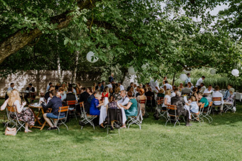 Kaffee im Grünen der Hochzeitsgesellschaft - Hochzeitsfotografie Berlin