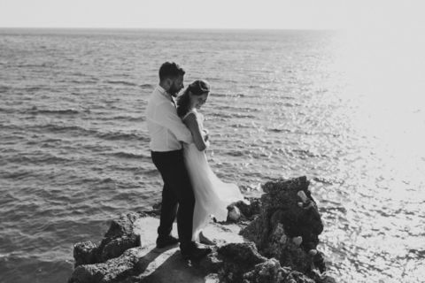 Schwarz-weiß Foto des Brautpaares am Wasser