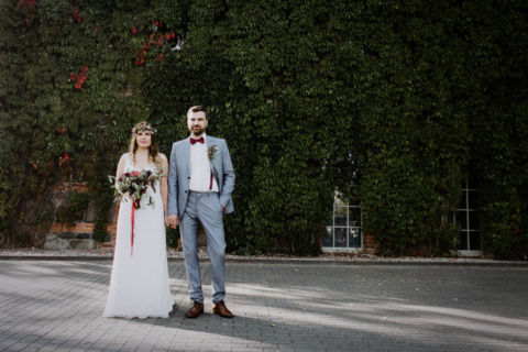 Ehepaar vor von Efeu bedeckter Hauswand - Hochzeitsfotograf Berlin