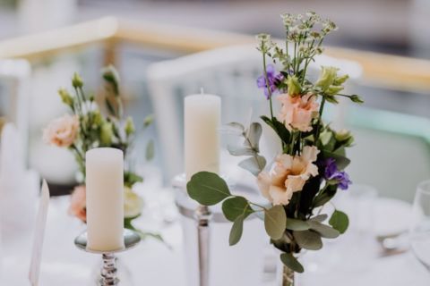 Fotoaufnahme der Hochzeitsdekoration mit Kerze