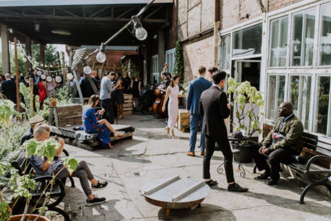 Gäste stehen vor der Hochzeitslocation - Hochzeitsfotografie