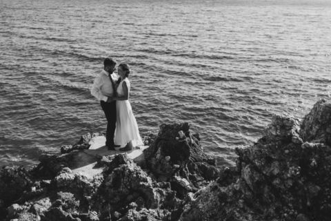 Hochzeitsfoto in schwarz-weiß am Meer - Fotografie Hochzeitspaar