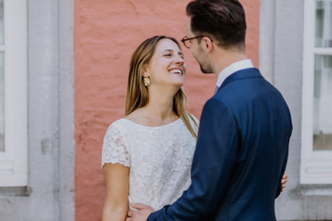 Hochzeitsfotografie Berlin: Verliebtes Ehepaar vor dem Kuss