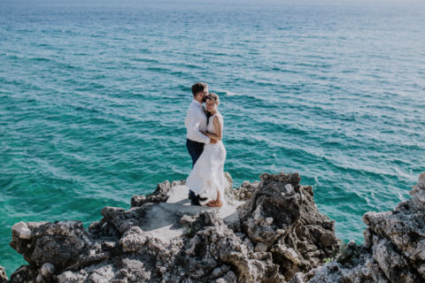 Hochzeitsfotografie: Umarmung am Meer