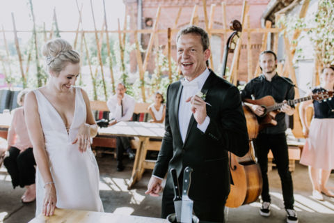 Fotoaufnahme: Gesang des Bräutigams auf der Hochzeit