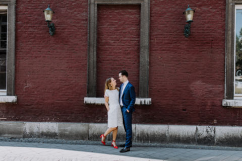 Hochzeitsfotografie Berlin: Ehepaar mit Backsteinhaus im Hintergrund