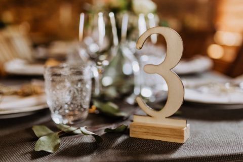 Dekoration Tischnummer aus Holz - Hochzeitsfotografie Berlin:
