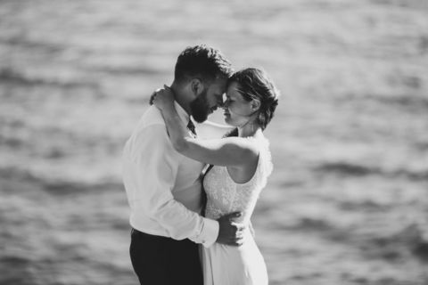 Schwarz-Weiß Hochzeitsfoto eines verliebten Brautpaares am Meer