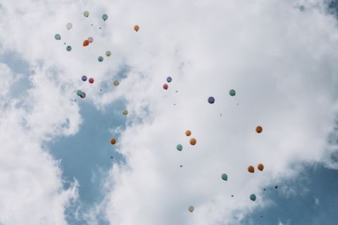 Hochzeitsfotografie von fliegenden Luftballons