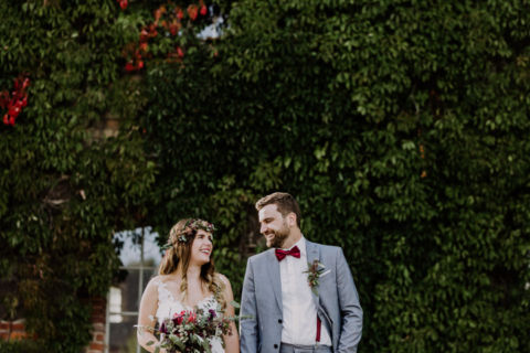 Ehepaar lacht und ist im Gespräch - Hochzeitsfotograf Berlin