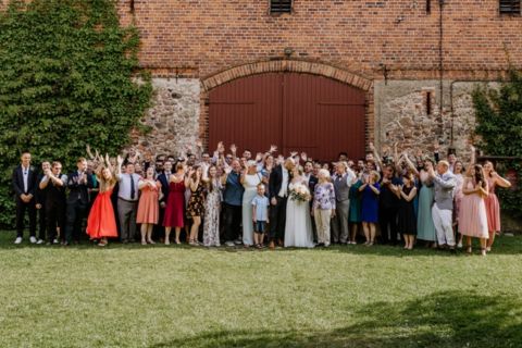 Gesamte Hochzeitsgesellschaft vor einem Tor - Hochzeitsfotografie Berlin