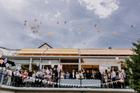 Hochzeitsfeier Fotoaufnahme: Luftballonflug