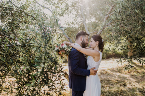 Zwischen Olivenbäumen: Foto des Brautpaares