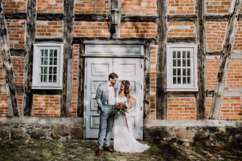 Ehepaar vor Fachwerkhaus - Hochzeitsfotograf Berlin