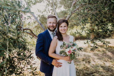 Brautpaar Foto mit Brautstrauß im Olivenhain