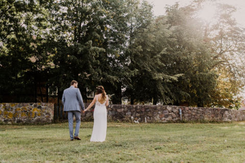 Hochzeitsfotograf Berlin: Spaziergang Hochzeitspaar mit romantischer Stimmung
