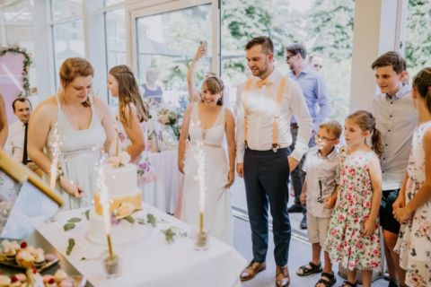 Hochzeitsfoto der Torte mit Feuerwerk