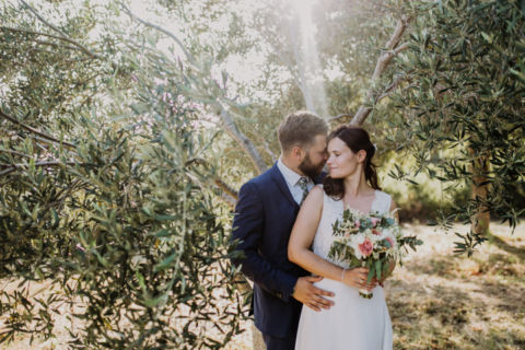 Im Olivenhain: Brautpaar Hochzeitsfoto