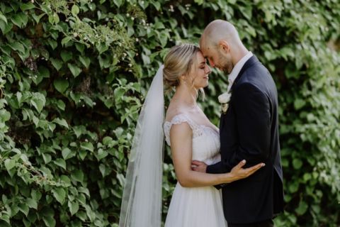 Hochzeitsfotografie Berlin: Hochzeitspaar Kopf an Kopf