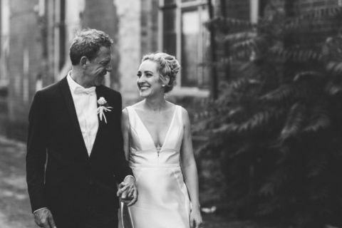 Foto mit fröhlichem Braut paar in schwarz-weiß