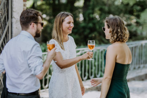 Hochzeitsfotografie Berlin: Braut mit Drink