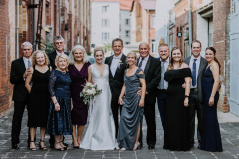 Hochzeitsfoto des Brautpaares und der Gäste