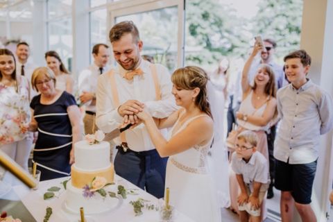 Brautpaar Torte anschneiden - Fotografie