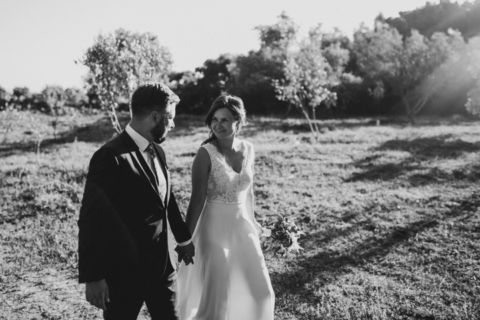 Spaziergang des Brautpaares in schwarz-weiß