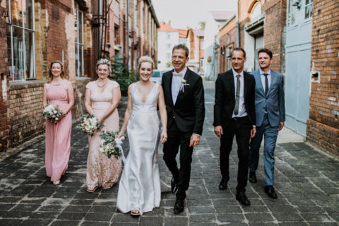 Hochzeitsfoto in einer Gasse: Brautpaar und Trauzeugen