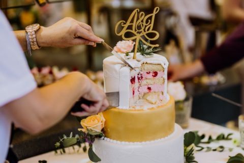 Fotoaufnahme des Anschneidens der Hochzeitstorte