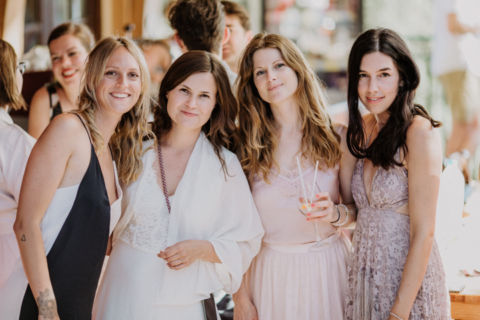 Brautjungfern mit Braut auf einem Hochzeitsfoto