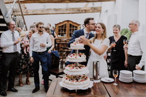 Hochzeitstorte gemeinsam anschneiden - Hochzeitsfotografie Berlin